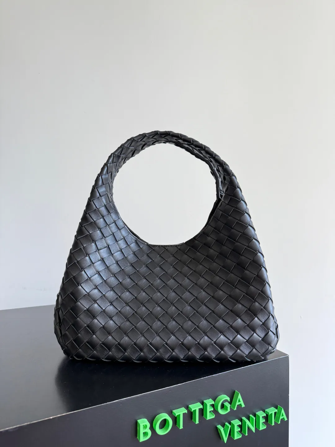 Batch 2160 new products are coming! BOTTEGA VENETA Bottega Veneta's 2025 new Campana shoulder bag is on the market~ First of all, I would like to praise the weight of this bag. As a not too small bag, it is very light for daily use. For people like me who need to carry a lot of belongings when going out, this advantage is great, and it greatly reduces the burden of traveling. 🛍️The shape is a bit like a combination of parachute and jodie. The blunt triangle shape is cute and honest. Carrying it on your back when going shopping is a good mood accelerator. The handles and body of the bag are both classic weaves. A tie is added to the original open design. If it is not tied up, the bag will look like a small vegetable basket when carried. Style number: 844249 Size: 33*20*16.5cm